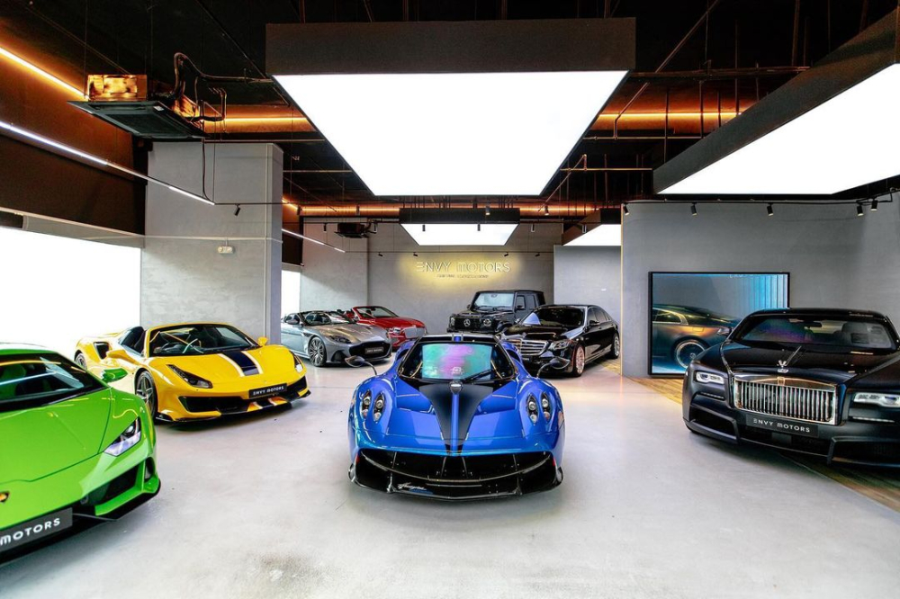 Chiếc xe Pagani Huayra b&ecirc;n trong garage b&aacute;n xe ở Singapore