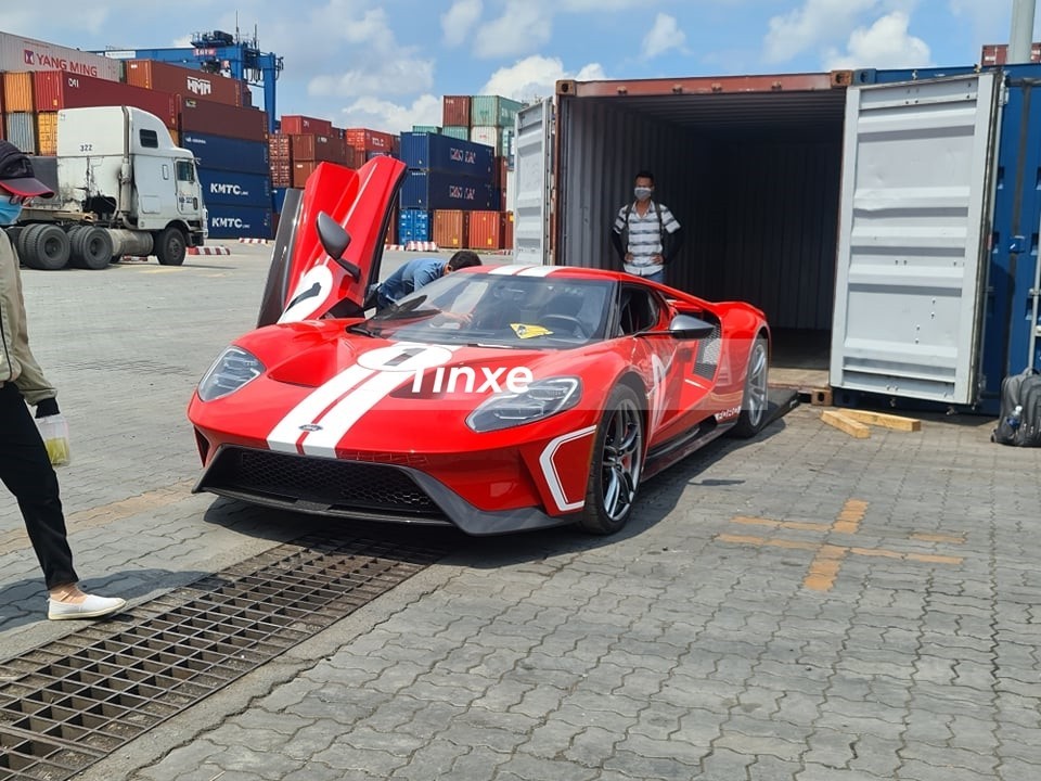 Hình ảnh xe Ford GT '67 Heritage Edition lúc được khui công ở Việt Nam