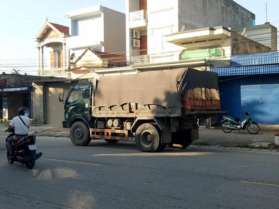 Ngo&agrave;i ra vụ va chạm n&agrave;y c&ograve;n li&ecirc;n quan đến một chiếc xe tải chở vật liệu x&acirc;y dựng