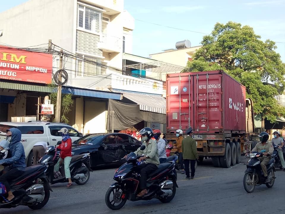 Hiện trường vụ tai nạn giữa xe container, xe Mercedes-Benz E300 AMG v&agrave; xe tải ở Hải Ph&ograve;ng v&agrave;o s&aacute;ng h&ocirc;m qua