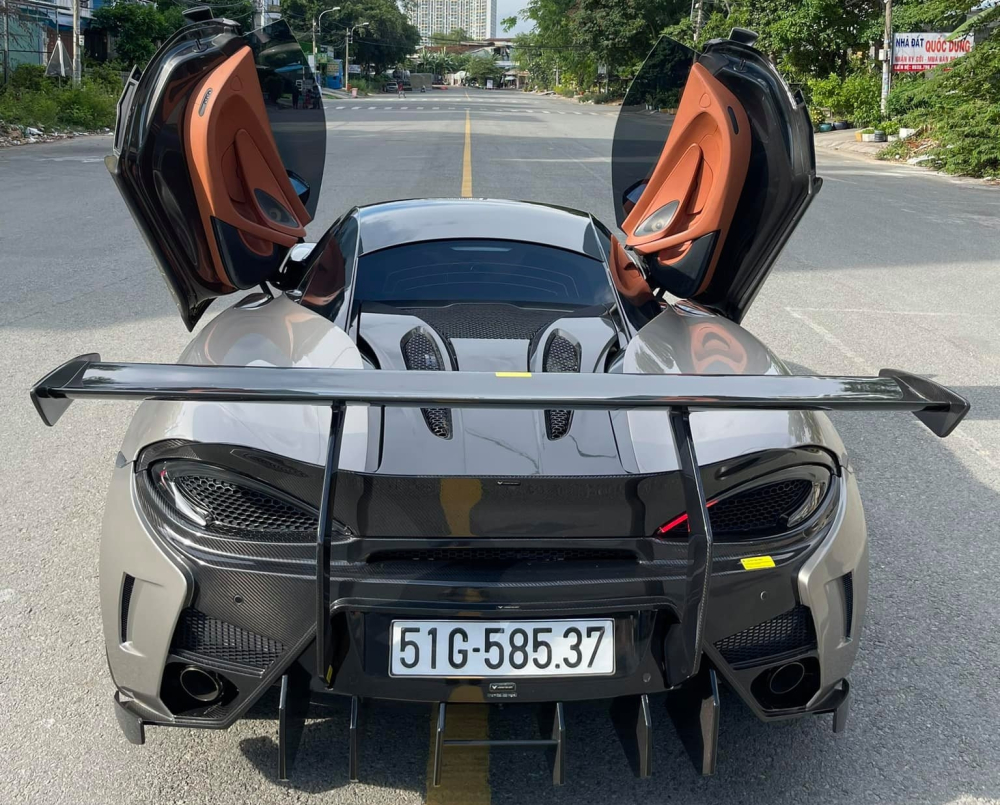 Điểm nhấn của chiếc xe McLaren 570S n&agrave;y ch&iacute;nh l&agrave; c&aacute;nh gi&oacute; khổng lồ