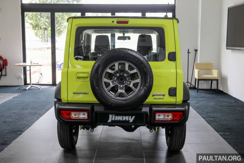 Đằng sau Suzuki Jimny 2021 có lốp dự phòng