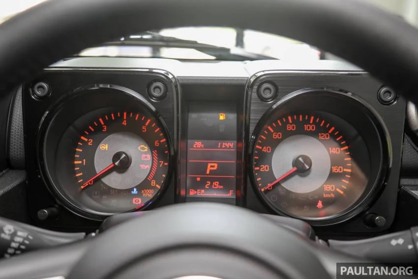 Bảng đồng hồ của Suzuki Jimny 2021 có màn hình đa thông tin ở giữa