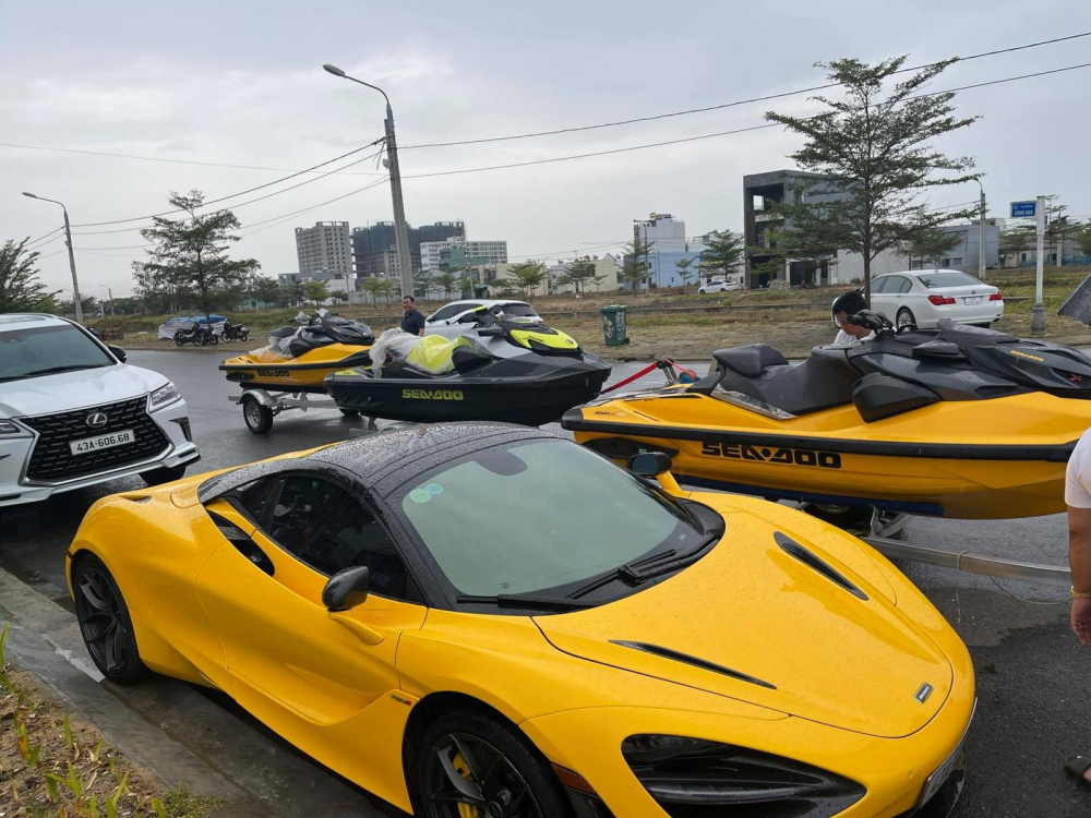 Siêu xe mui trần McLaren 720S Spider mang ngoại thất vàng Siêu xe mui trần McLaren 720S Spider mang ngoại thất vàng