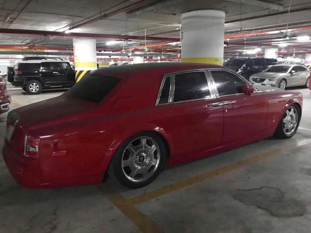 Ảnh hưởng dịch Covid-19, Rolls-Royce Phantom m&agrave;u đỏ đầu ti&ecirc;n về nước phải l&agrave;m bạn với bụi tại hầm đỗ xe