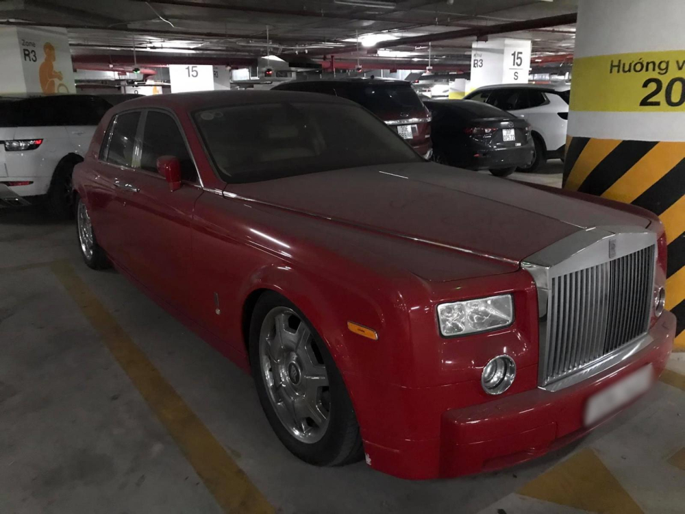 Đ&acirc;y l&agrave; 1 trong những chiếc xe Rolls-Royce Phantom m&agrave;u đỏ độc nhất Việt Nam trong năm 2008, hiện số lượng xe Phantom mang m&agrave;u n&agrave;y kh&ocirc;ng qu&aacute; 8 chiếc