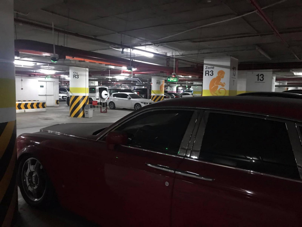Hầm đỗ xe n&agrave;y ước t&iacute;nh c&oacute; hơn chục chiếc xe si&ecirc;u sang v&agrave; SUV hạng sang, ph&iacute;a xa c&ograve;n c&oacute; Mercedes-AMG G63 m&agrave;u trắng