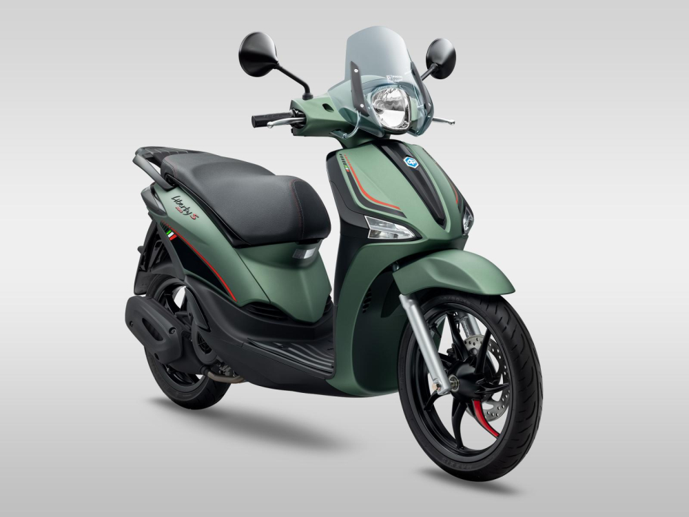 Piaggio Liberty S phiên bản đặc biệt với màu xanh Green Matte cá tính cùng phụ kiện kính chắn gió đi kèm.