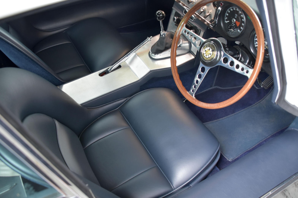 Nội thất của chiếc Jaguar E-Type Series 1 FHC 1964 mới phục chế