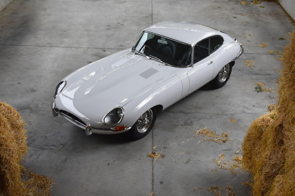 Ph&iacute;a tr&ecirc;n của chiếc Jaguar E-Type Series 1 FHC 1964 do E-Type UK phục chế