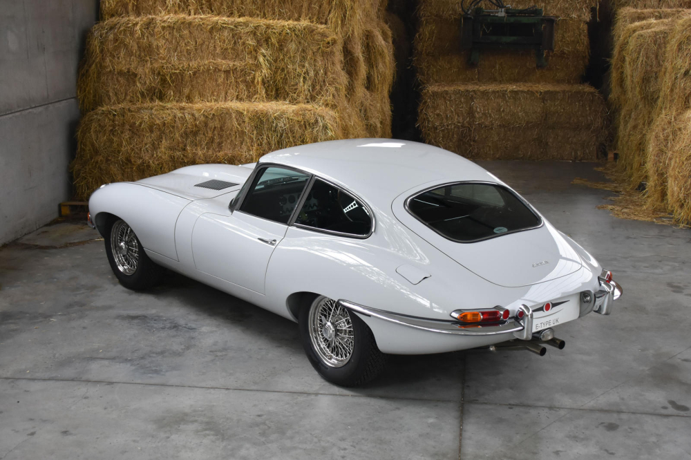Ph&iacute;a sau của chiếc Jaguar E-Type Series 1 FHC 1964 do E-Type UK phục chế