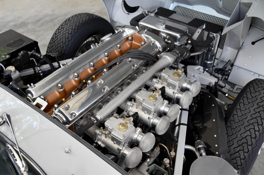 Khoang động cơ của chiếc Jaguar E-Type Series 1 FHC 1964 mới phục chế