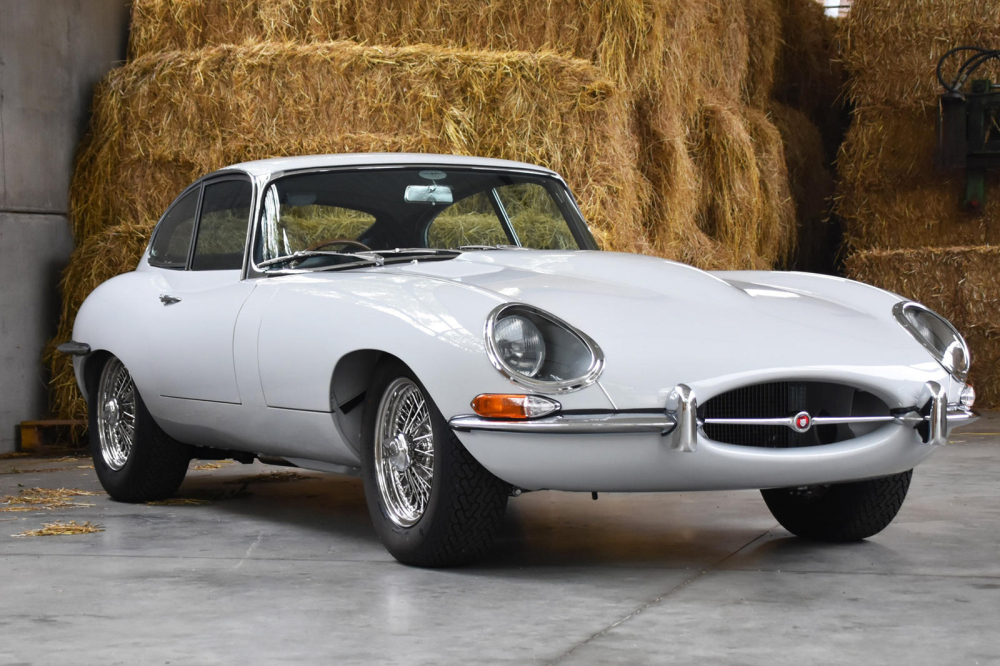 Ph&iacute;a trước của chiếc Jaguar E-Type Series 1 FHC 1964 do E-Type UK phục chế