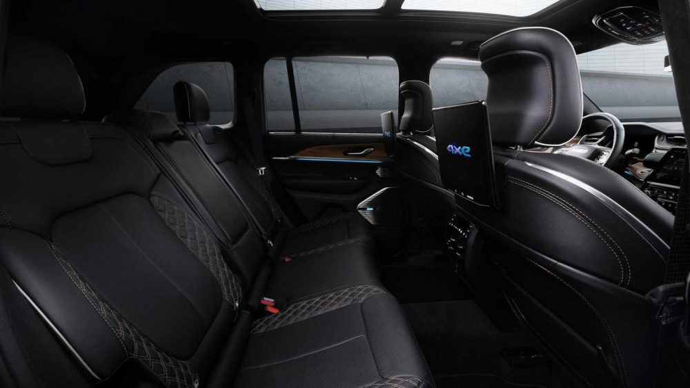 M&agrave;n h&igrave;nh d&agrave;nh cho ghế sau của Jeep Grand Cherokee 2022