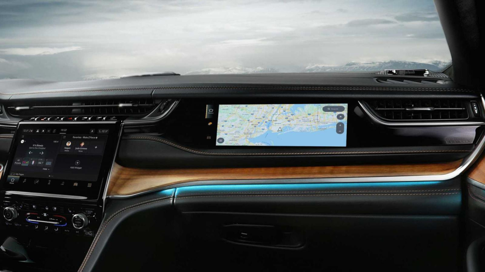 M&agrave;n h&igrave;nh d&agrave;nh cho h&agrave;nh kh&aacute;ch tr&ecirc;n ghế phụ l&aacute;i của Jeep Grand Cherokee 2022