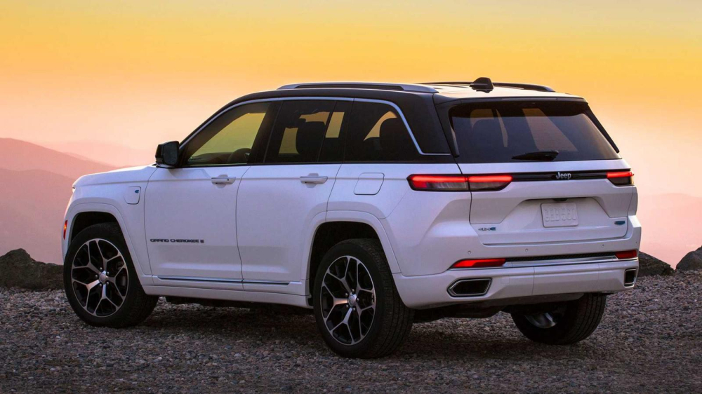 Jeep Grand Cherokee 2022 bản cao cấp nh&igrave;n từ đằng sau