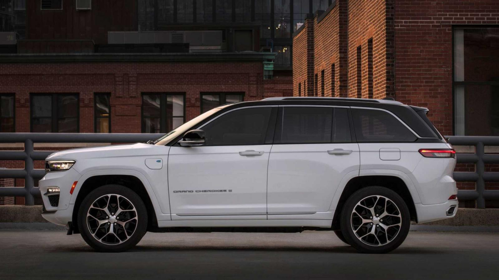 Jeep Grand Cherokee 2022 ngắn hơn so với phi&ecirc;n bản 3 h&agrave;ng ghế Grand Cherokee L