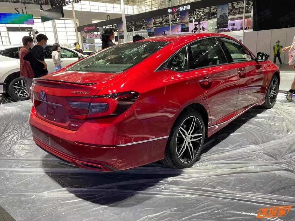 Honda Accord 2022 nh&igrave;n từ đằng sau