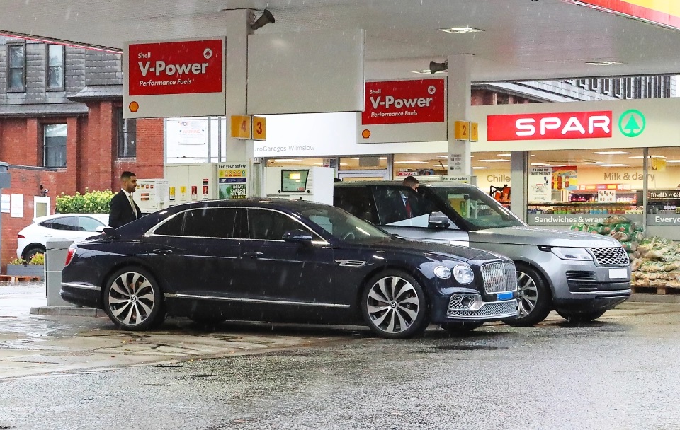 Chiếc Bentley Flying Spur của Ronaldo xuất hiện tại trạm xăng v&agrave;o l&uacute;c hơn 2 giờ chiều
