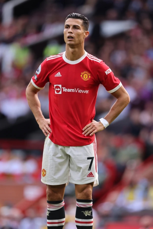 Ronaldo sau khi k&yacute; hợp đồng với Manchester United đ&atilde; mua chiếc Bentley Flying Spur n&agrave;y