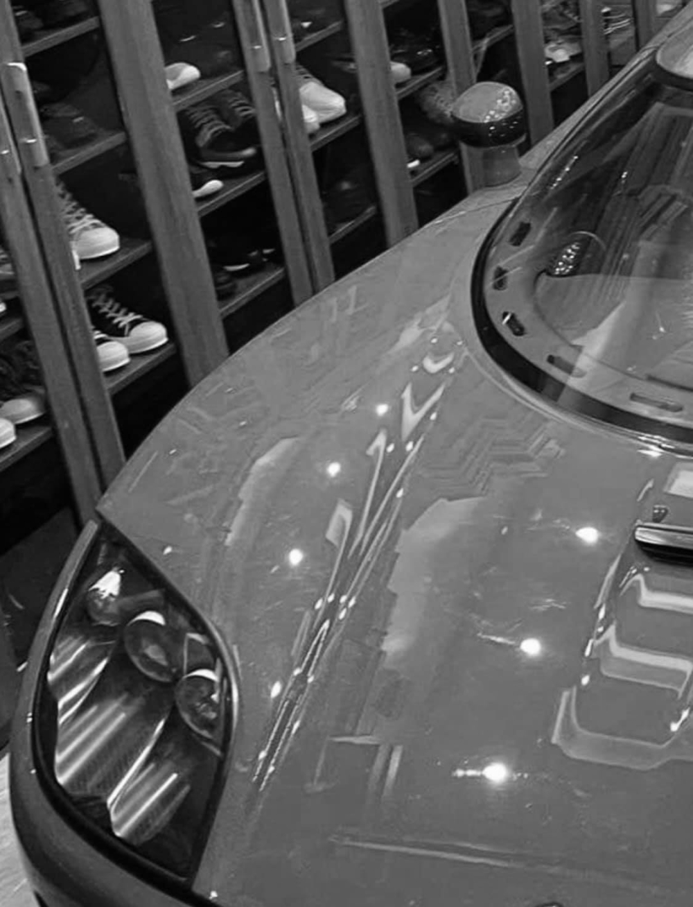 H&igrave;nh ảnh của chiếc xe Koenigsegg CCX được chia sẻ v&agrave;o th&aacute;ng 6 đầu năm nay nhưng đ&atilde; được l&yacute; ảnh đen-trắng n&ecirc;n kh&ocirc;ng cho thấy r&otilde; m&agrave;u sơn của xe, chỉ biết rằng kế b&ecirc;n l&agrave; một tủ gi&agrave;y to&agrave;n h&agrave;ng hiệu