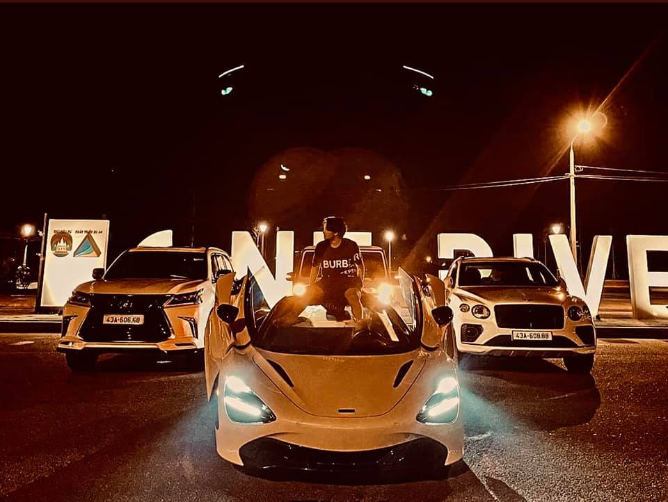 Thiếu gia chụp ảnh cùng dàn xe khủng của gia đình, dẫn đầu là McLaren 720S Spider, dàn xe phía sau từ trái sang là Lexus LX570, Mercedes-AMG G63 và cuối cùng là Bentley Bentayga V8 First Edition