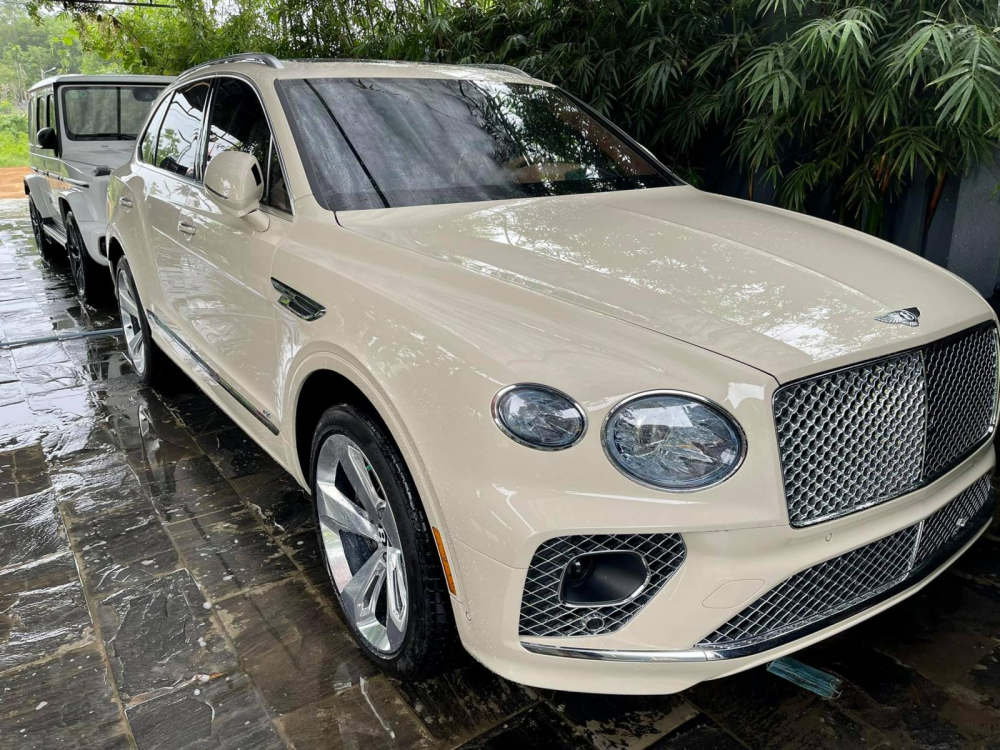 Chiếc Bentley Bentayga V8 First Edition và đỗ phía sau là Mercedes-AMG G63