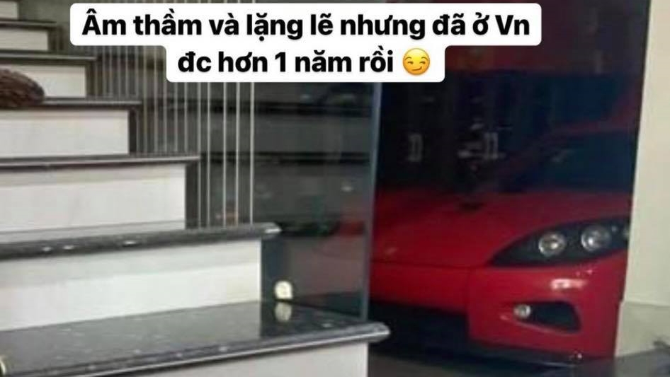 C&ograve;n đ&acirc;y l&agrave; bức ảnh mới nhất cho thấy r&otilde; r&agrave;ng m&agrave;u sơn của xe cũng như ph&iacute;a sau l&agrave; tủ gi&agrave;y, chứng tỏ si&ecirc;u phẩm n&agrave;y được mang về nước kh&aacute; b&iacute; ẩn. Người đăng ảnh cho biết xe đ&atilde; về Việt Nam hơn 1 năm