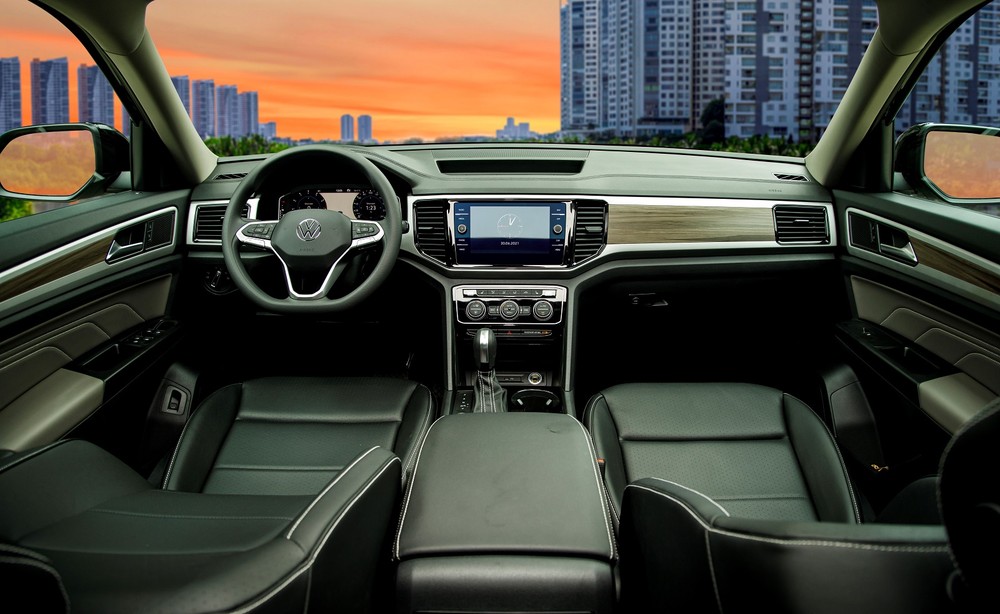B&ecirc;n trong khoang l&aacute;i của Volkswagen Teramont 2021