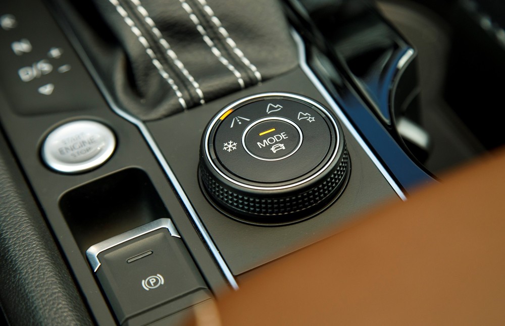 Volkswagen Teramont được trang bị phanh tay điện tử.