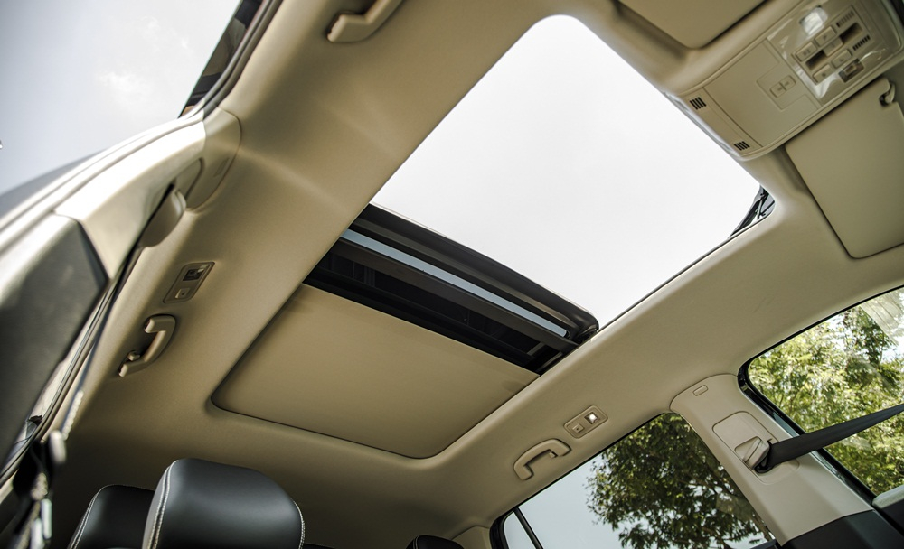 Volkswagen Teramont c&oacute; cửa sổ trời mang tới kh&ocirc;ng gian tho&aacute;ng đ&atilde;ng cho h&agrave;nh kh&aacute;ch. 