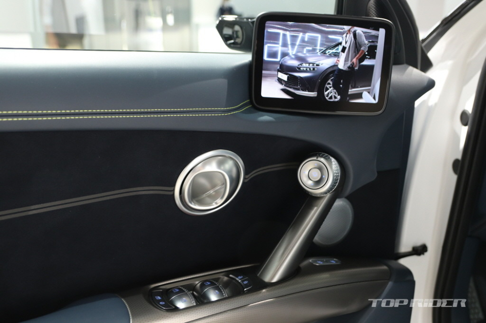 M&agrave;n h&igrave;nh nằm tr&ecirc;n cột A, kết nối với camera kỹ thuật số b&ecirc;n ngo&agrave;i