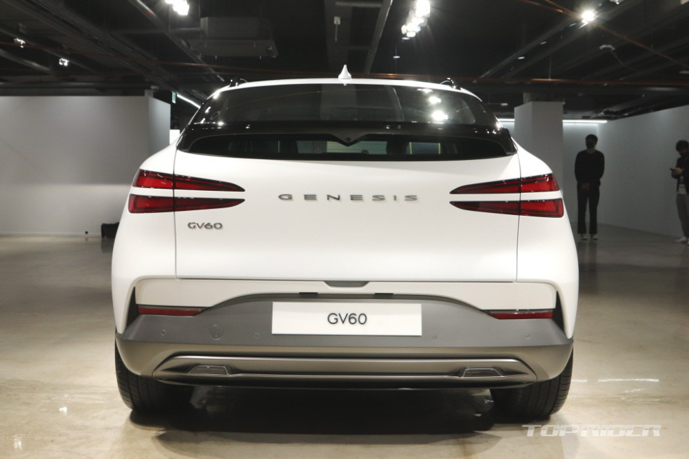 Genesis GV60 2022 nh&igrave;n từ đằng sau