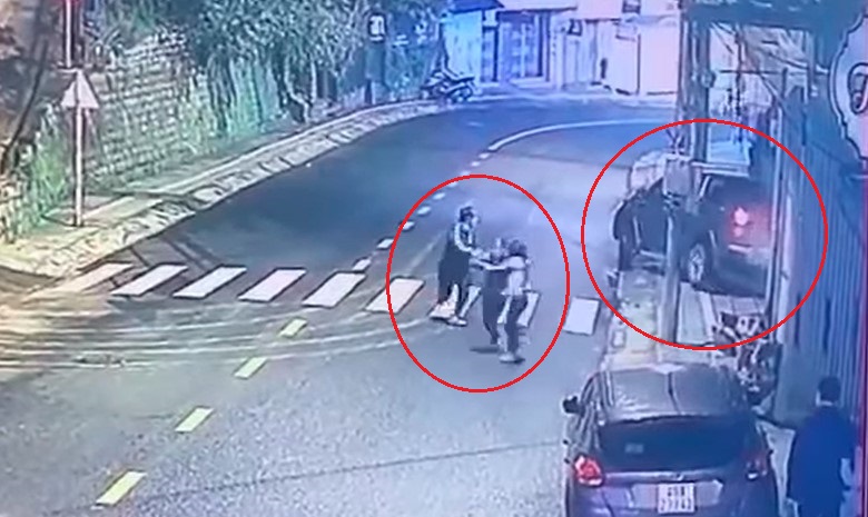 Chiếc xe bán tải suýt chút nữa tông trúng 3 người đang đi bộ trên vỉa hè