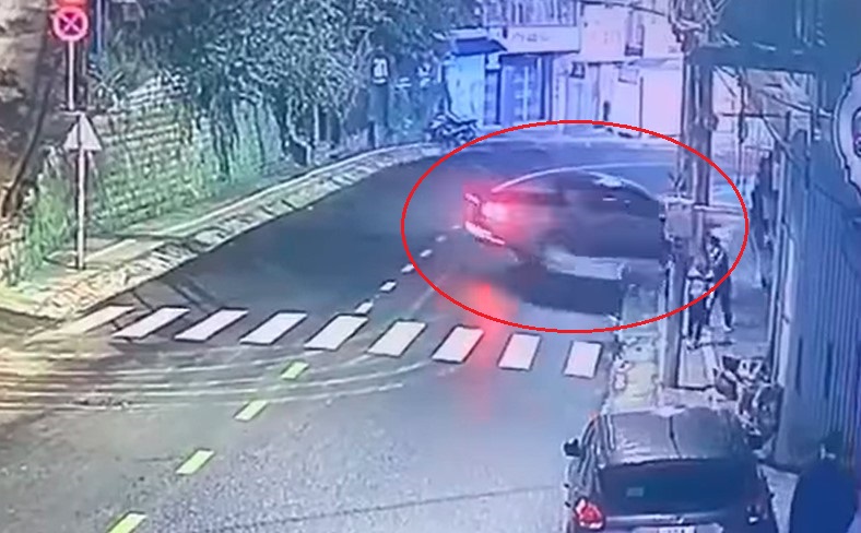 Chiếc xe bán tải đang lên dốc thì drift như phim