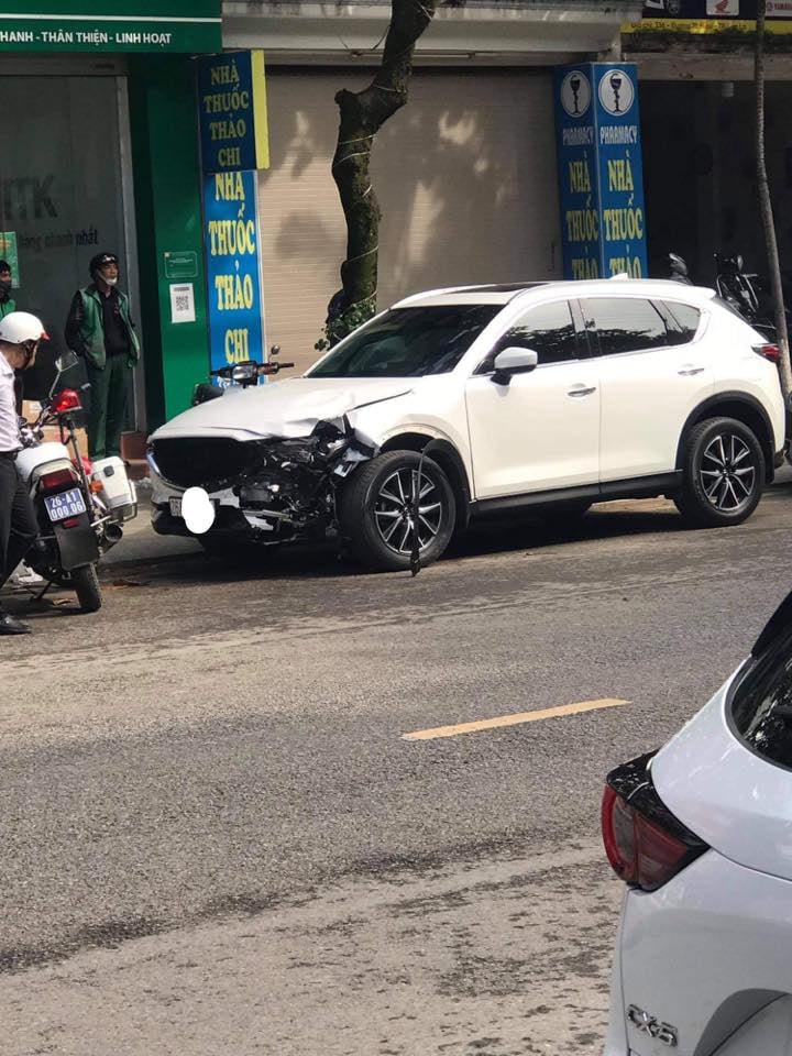 Chiếc &ocirc; t&ocirc; Mazda CX-5 biến dạng đầu xe sau vụ tai nạn