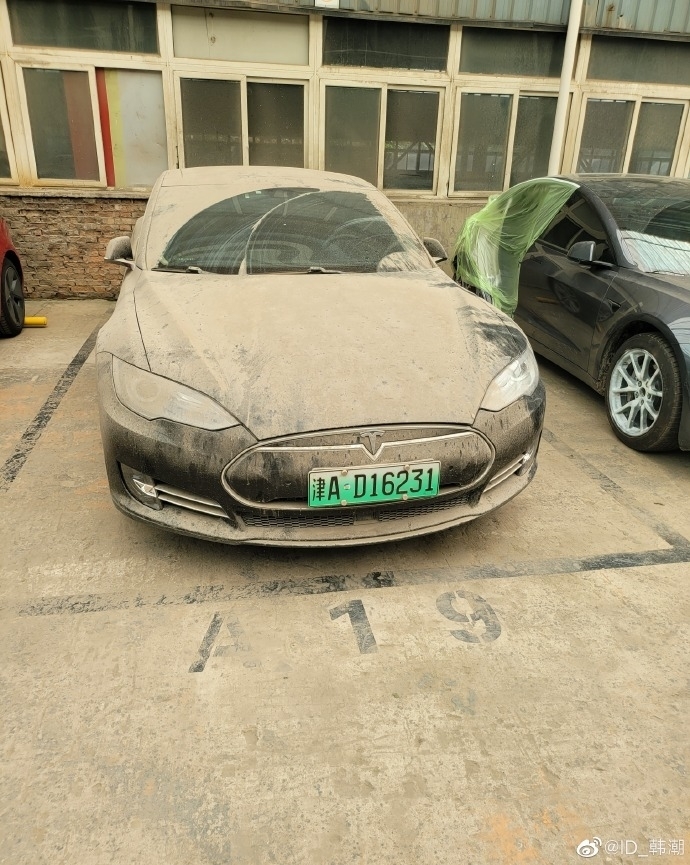 Chiếc Model S bị phủ bụi sau 755 ngày anh Han theo đuổi vụ kiện hãng Tesla Chiếc Model S bị phủ bụi sau 755 ngày anh Han theo đuổi vụ kiện hãng Tesla