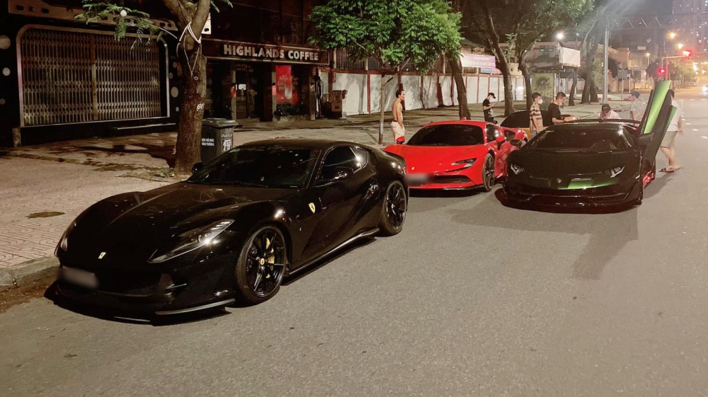 4 chiếc siêu xe của các thành viên trong đoàn đỗ hàng dài trên đường, siêu xe Lamborghini Aventador SVJ là điểm nhấn