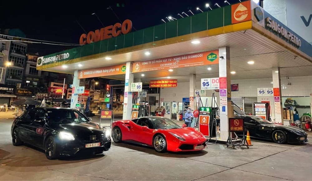 Bức ảnh khác của thành viên chạy xe Ferrari 812 Superfast trong đoàn chia sẻ cho thấy còn có 1 chiếc siêu xe Ferrari 488 GTB
