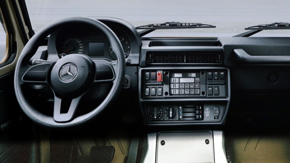 Nội thất đơn giản của Mercedes-Benz G-Class W464