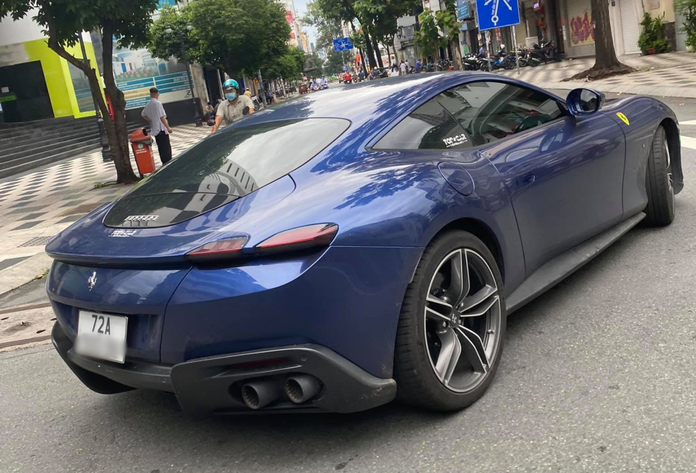 Chiếc siêu xe Ferrari Roma này là xe đầu tiên ra biển trắng