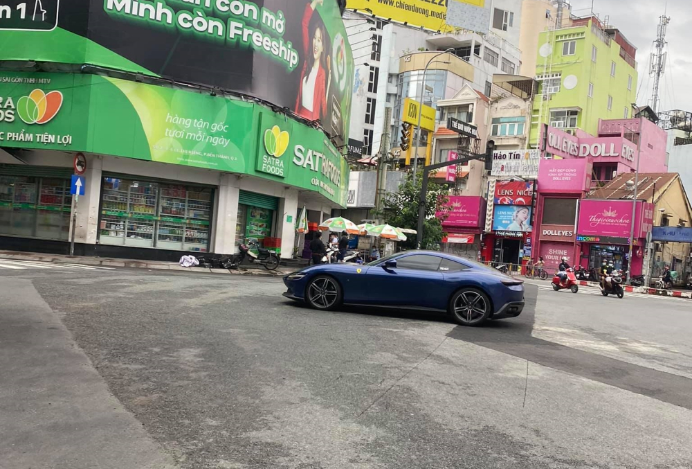 Siêu xe Ferrari Roma dạo phố Sài thành vào cuối tuần