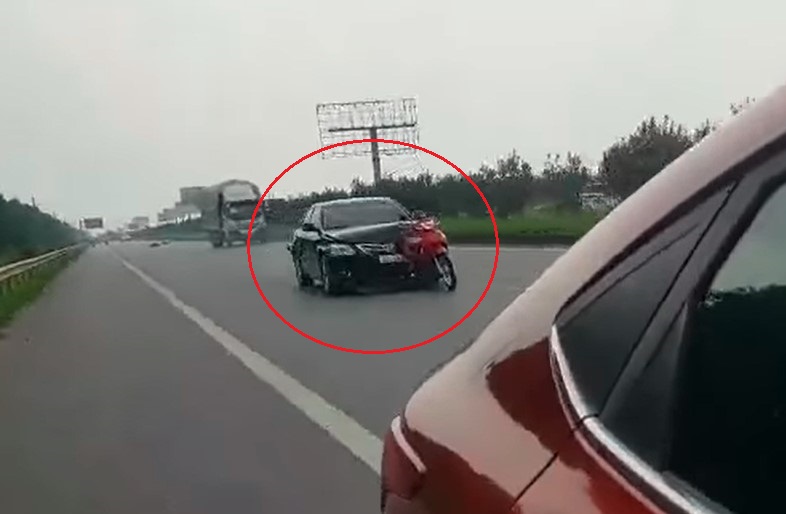 Chiếc Toyota Camry kéo lê chiếc xe máy trên cao tốc Hà Nội - Bắc Giang Chiếc Toyota Camry kéo lê chiếc xe máy trên cao tốc Hà Nội - Bắc Giang