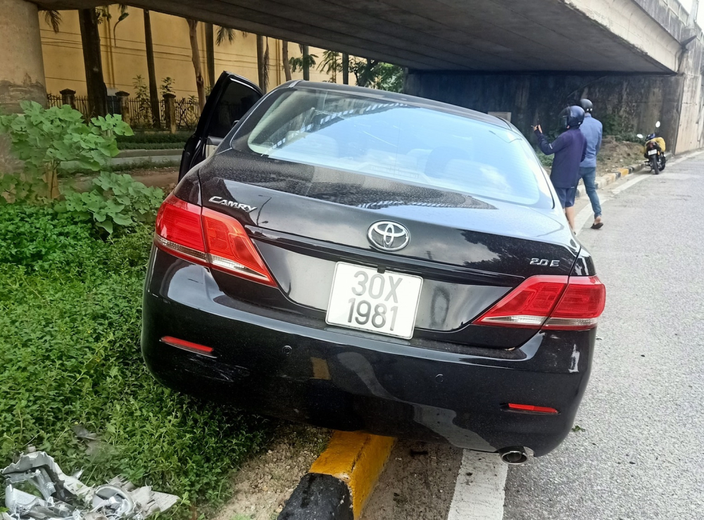 Chiếc Toyota Camry dừng lại ở chân cầu vượt Tiên Sơn Chiếc Toyota Camry dừng lại ở chân cầu vượt Tiên Sơn