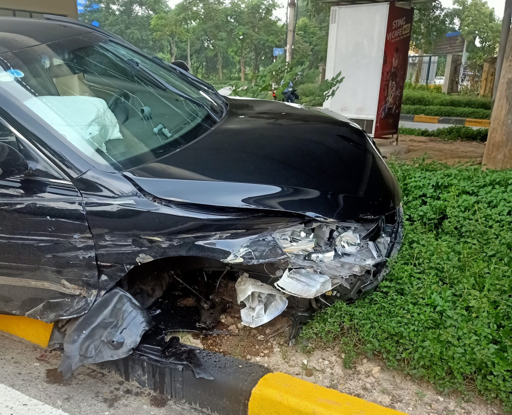 Chiếc Toyota Camry bị hư hỏng nặng sau vụ tai nạn Chiếc Toyota Camry bị hư hỏng nặng sau vụ tai nạn