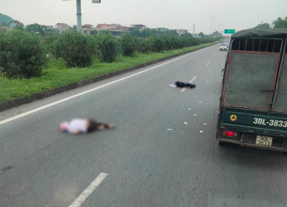 2 người đi xe máy bị hất văng xuống đường sau cú va chạm của chiếc Toyota Camry 2 người đi xe máy bị hất văng xuống đường sau cú va chạm của chiếc Toyota Camry