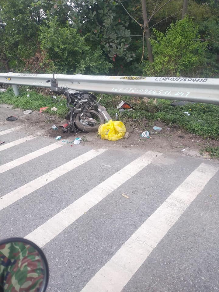 Chiếc xe máy của nạn nhân nằm bên cạnh dải ta-luy và biến dạng hoàn toàn Chiếc xe máy của nạn nhân nằm bên cạnh dải ta-luy và biến dạng hoàn toàn
