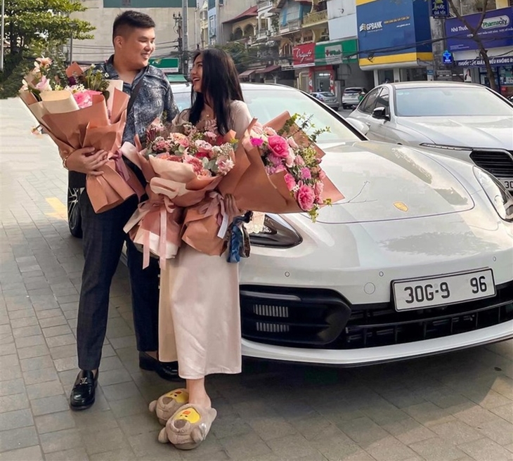 Còn đây là chiếc xe Porsche Panamera được 1 hot girl chia sẻ là quà cưới của gia đình chồng tặng, người đàn ông đứng cạnh chính là Thành, đối tượng cầm đầu đường dây đánh bạc đã bị công an bắt Còn đây là chiếc xe Porsche Panamera được 1 hot girl chia sẻ là quà cưới của gia đình chồng tặng, người đàn ông đứng cạnh chính là Thành, đối tượng cầm đầu đường dây đánh bạc đã bị công an bắt