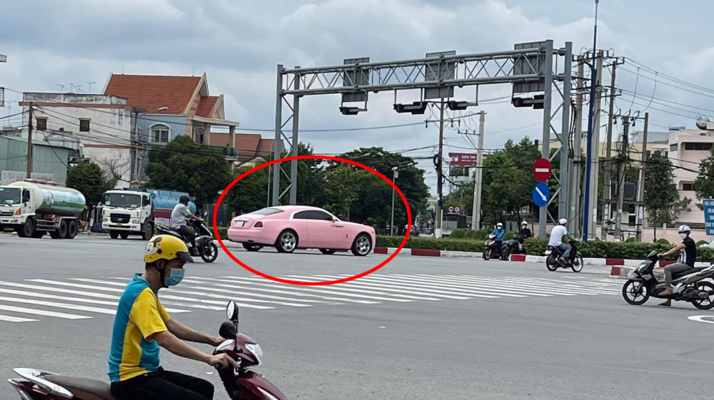 Chiếc xe Rolls-Royce Wraith do b&agrave; Nguyễn Phương Hằng cầm l&aacute;i tr&ecirc;n đại lộ B&igrave;nh Dương v&agrave;o trưa qua