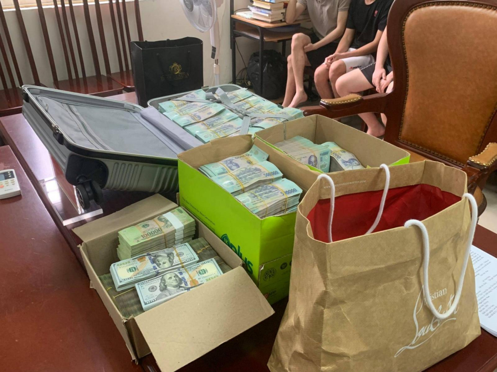 Ngo&agrave;i 13 chiếc xe &ocirc; t&ocirc;, lực lượng chức năng c&ograve;n thu giữ 9,3 tỷ đồng, 20.000 USD, 3 bộ tr&aacute;i phiếu của một c&ocirc;ng ty trị gi&aacute; khoảng 5 tỷ đồng, phong tỏa c&aacute;c t&agrave;i khoản ng&acirc;n h&agrave;ng với số tiền khoảng 10 tỷ đồng, k&ecirc; bi&ecirc;n 6 căn hộ, 23 m&aacute;y t&iacute;nh, 26 m&agrave;n h&igrave;nh c&aacute;c loại v&agrave; 4 laptop c&ugrave;ng hơn 20.000 thẻ sim điện thoại